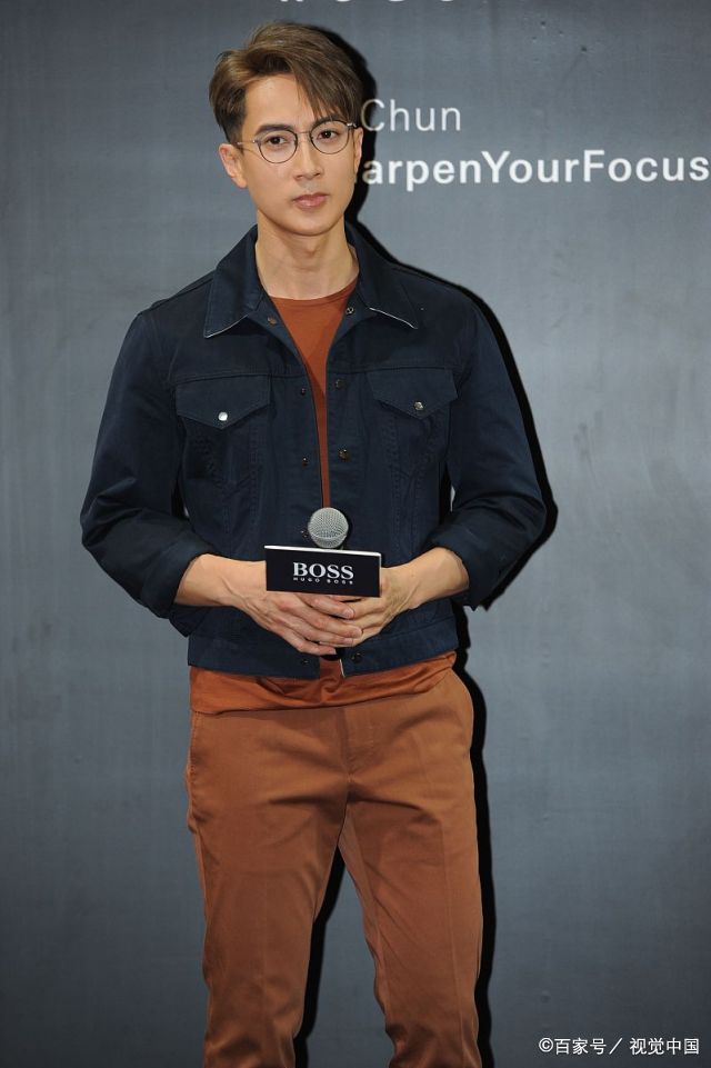 2019年2月22日,吴尊身穿黑色上衣,现身上海为某眼镜品牌站台宣传.